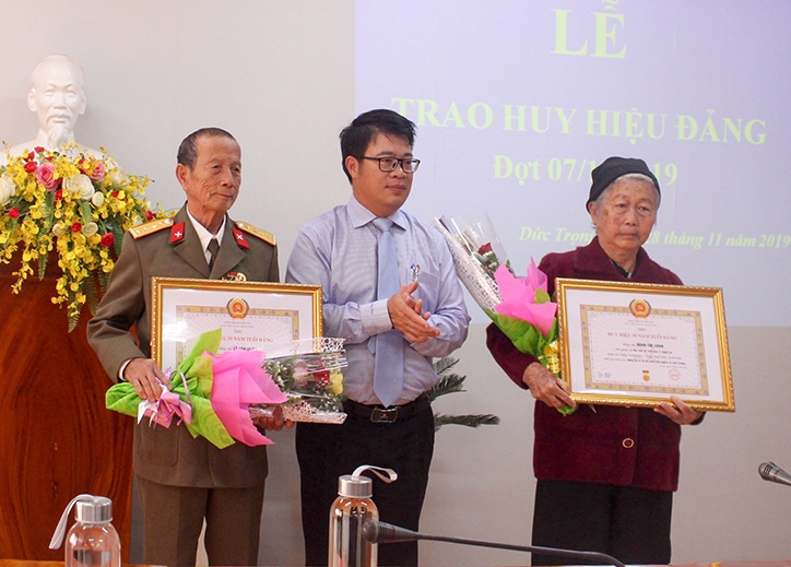 Đồng chí Nguyễn Ngọc Phúc - Tỉnh ủy viên, Bí thư Huyện ủy Đức Trọng, trao huy hiệu Đảng cho các đảng viên lão thành 