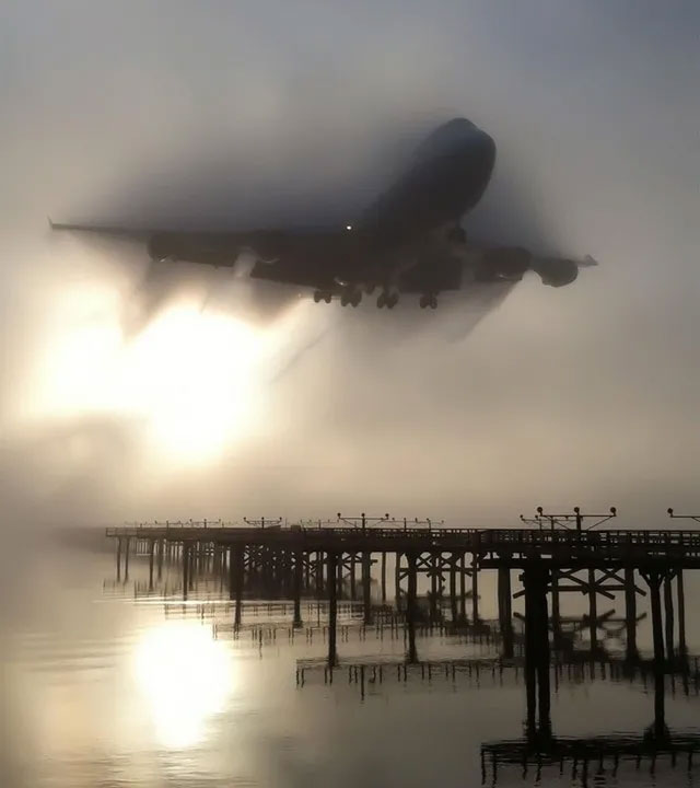 Hình ảnh không hề photoshop của một chiếc máy bay lộ dần từ màn sương trong quá trình hạ cánh.