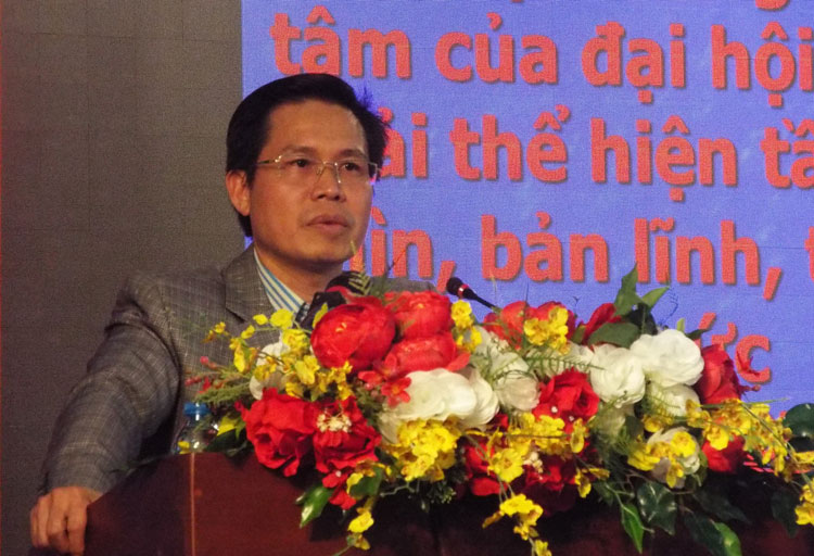 Đồng chí Trần Trung Hiếu - Phó Bí thư Đảng ủy Khối các Cơ quan tỉnh Lâm Đồng phổ biến chỉ thị 35 của Bộ Chính trị