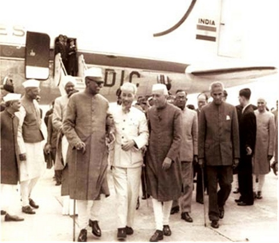 Tổng thống Rajendra Prasad và Thủ tướng J.Nehru đón tiếp Chủ tịch Hồ Chí Minh sang thăm Ấn Độ năm 1958, tại sân bay New Delhi