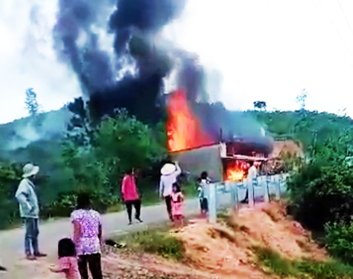 Ngọn lửa bùng phát thiêu rụi 3 căn nhà tại Thôn 10 (xã Lộc Nam, huyện Bảo Lâm)