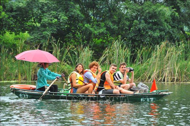 Du khách trong và ngoài nước tham quan khu du lịch Tràng An (Ninh Bình)