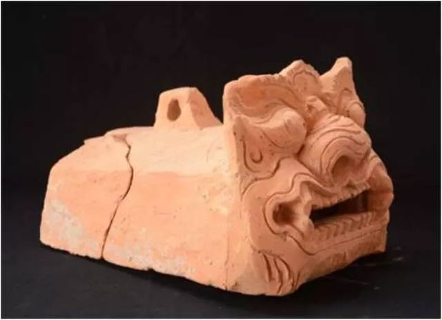  Ngói lợp mái thời Trần hình mặt sư tử tìm thấy trong quá trình khai quật tại xã Hồng Minh, Hưng Hà (tỉnh Thái Bình).