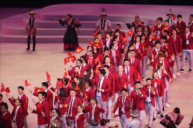 Đoàn thể thao Việt Nam diễu hành trong lễ khai mạc. Đoàn Việt Nam tham dự với 856 thành viên, tranh tài ở hơn 40 nội dung
