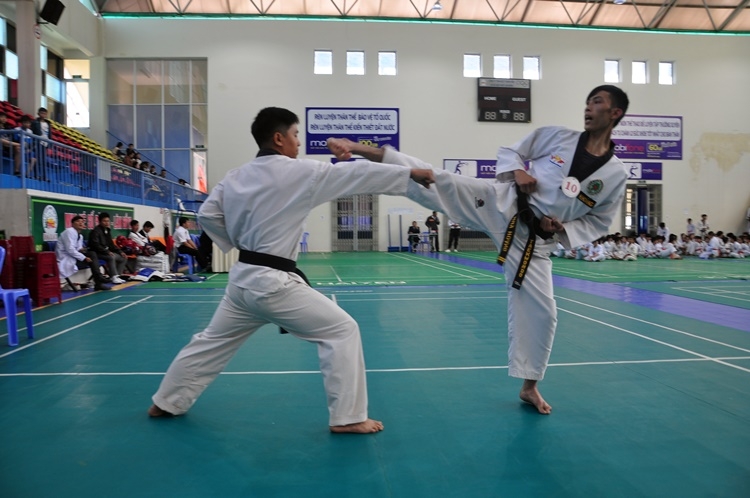 Các môn sinh Taekwondo thi đấu đối luyện