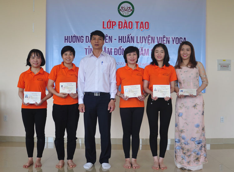 Ông Nguyễn Tiến Hải, Phó giám đốc Sở Văn hóa Thể thao và Du lịch Lâm Đồng trao giấy chứng nhận huấn luyện viên cho các học viên