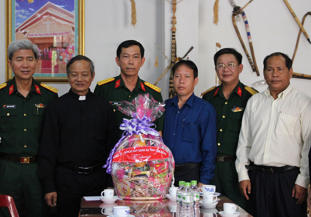 Đoàn công tác thăm, tặng quà tại Giáo hạt Đạ Tông. Ảnh: T.Huy