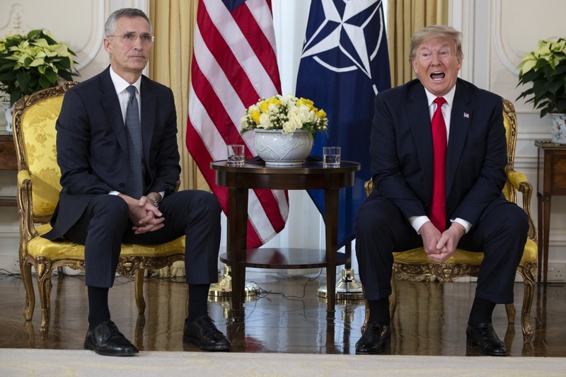 Tổng thống Mỹ Donald Trump (phải) gặp gỡ Tổng Thư ký NATO Jens Stoltenberg