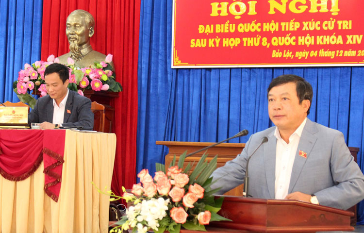 Ông Đoàn Văn Việt, Phó Bí thư Tỉnh ủy, Chủ tịch UBND tỉnh, Trưởng Đoàn ĐBQH khóa XIV đơn vị tỉnh Lâm Đồng, ghi nhận những ý kiến, kiến nghị của cử tri