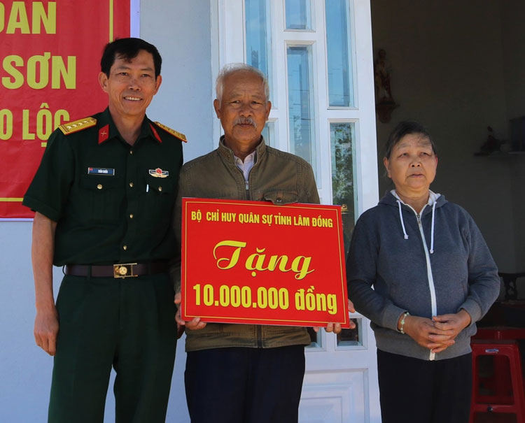 Đại diện Bộ Chỉ huy Quân sự tỉnh Lâm Đồng trao tiền hỗ trợ