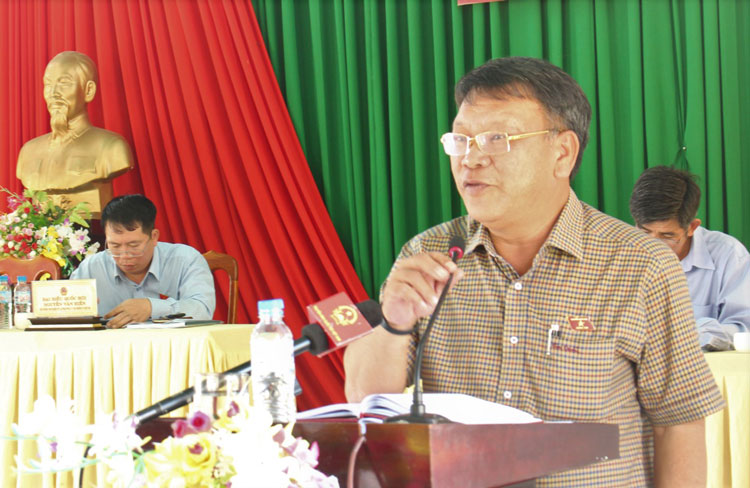 Ông Nguyễn Tạo, Phó Trưởng Đoàn ĐBQH khóa XIV đơn vị tỉnh Lâm Đồng, trao đổi, làm rõ những vấn đề cử tri quan tâm