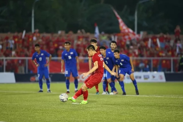 Tiền đạo Nguyễn Tiến Linh hoàn tất cú đúp bằng bàn thắng trên chấm phạt đền, giúp U22 Việt Nam thẳng tiến vào bán kết.