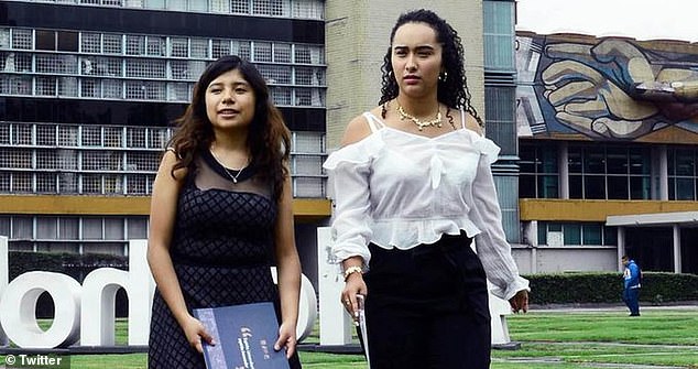 Hai sinh viên Itzel Paniagua (L) và Alondra Montserrat Lopez (phải).