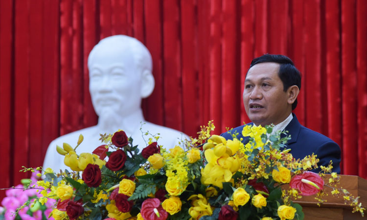 Phó Chủ tịch HĐND tỉnh Lâm Đồng K’Mak báo cáo tổng hợp ý kiến, kiến nghị cử tri ở địa phương góp ý cho kỳ họp HĐND tỉnh cuối năm 2019