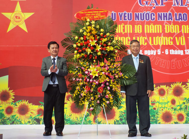 Ông Phan Văn Đa - Phó Chủ tịch UBND tỉnh phát biểu và tặng hoa chúc mừng các cựu tù