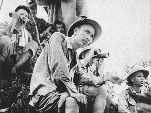 Chủ tịch Hồ Chí Minh quan sát đồn Đông Khê tại Chiến dịch Biên giới năm 1950