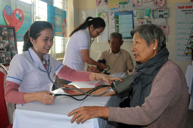 Bệnh viện Quân y 7A khám bệnh cho 230 bệnh nhân nghèo