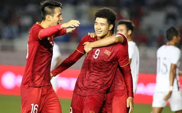 Đức Chinh ghi hai bàn thắng giúp U22 Việt Nam thắng đậm U22 Campuchia 4-0.