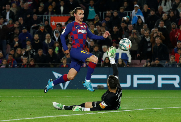 Messi lập hat-trick, Barca tiếp tục giữ đỉnh bảng bất chấp nỗ lực của Real