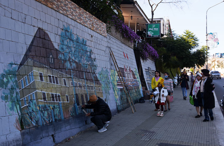Làm mới ''con đường hội họa'' đón Festival Hoa