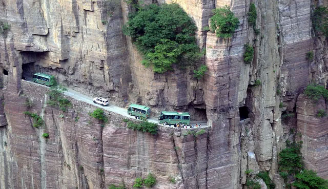 Một đường hầm xuyên vách núi được đào thủ công, kết nối làng với thế giới bên ngoài.