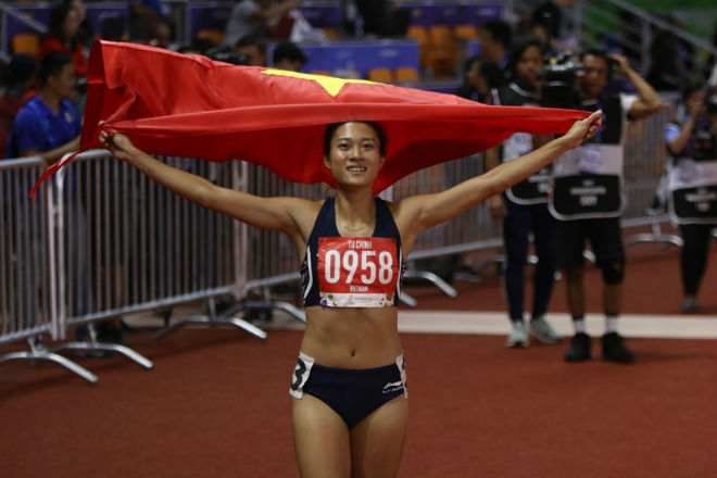 "Nữ hoàng tốc độ" Lê Tú Chinh vượt qua VĐV nhập tịch Philippines để bảo vệ tấm HCV chạy 100m nữ