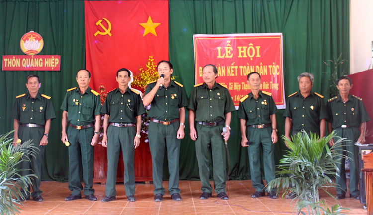 Hội viên Hội Cựu chiến binh thôn Quảng Hiệp (xã Hiệp Thạnh) tham gia biểu diễn văn nghệ tại Ngày hội Đại đoàn kết toàn dân tộc vừa được tổ chức giữa tháng 11/2019. Ảnh: N.Minh