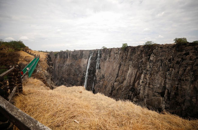 Thác Victoria cao 100m gần cạn khô vì biến đổi khí hậu