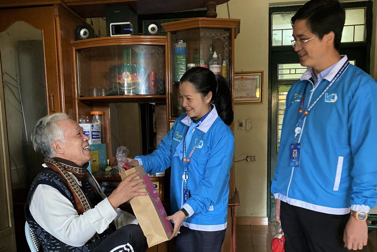 Chị Trần Thị Chúc Quỳnh - Bí thư Tỉnh Đoàn Lâm Đồng tặng quà cho các thương, bệnh binh tại Trung tâm Điều dưỡng Thuận Thành (Bắc Ninh)