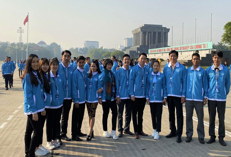 Đoàn đại biểu Hội LHTN tỉnh Lâm Đồng chụp hình lưu niệm khi tới viếng Lăng Bác