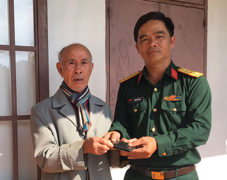 Đại úy Phạm Hồng Thái trao trả chiếc bóp cùng tài sản bên trong cho cụ ông Nguyễn Lê Đông