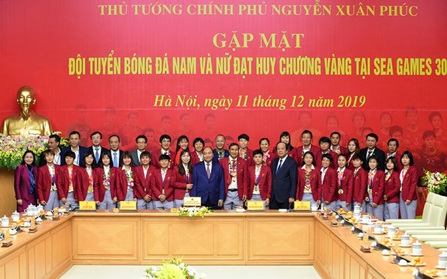 hủ tướng Nguyễn Xuân Phúc chụp ảnh cùng đội tuyển bóng đá nữ Việt Nam