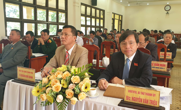 Đồng chí Nguyễn Văn Triệu, Ủy viên Ban Thường vụ Tỉnh ủy, Bí thư Thành ủy Bảo Lộc đến dự kỳ họp