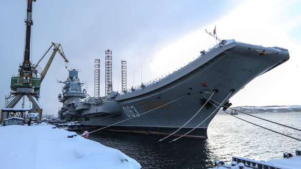 Tàu sân bay Admiral Kuznetsov neo đậu tại Murmansk