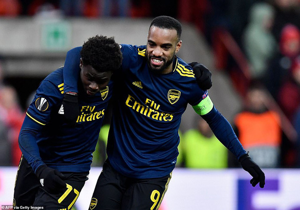 Alexandre Lacazette (phải) và Bukayo Saka đã ghi 2 bàn thắng chỉ trong 3 phút giúp Arsenal giành ngôi đầu bảng F đi tiếp vào vòng sau ở Europa League