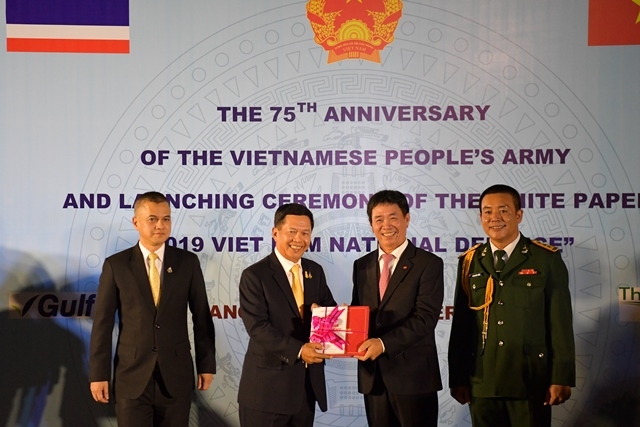 Trao Sách trắng Quốc phòng Việt Nam tặng đại diện Bộ Quốc phòng Thailand.
