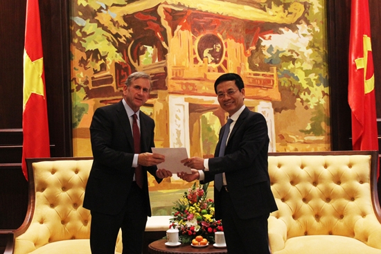Bộ trưởng Nguyễn Mạnh Hùng trao giấy mời Qualcomm tham gia Triển lãm ITU Digital World tổ chức tại Việt Nam vào tháng 9-2020.