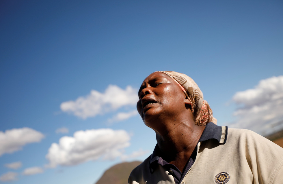 Một phụ nữ rơi nước mắt cầu nguyện cho mưa xuống. Chính phủ các nước tuyên bố hỗ trợ thu mua gia súc, gia cầm của nông dân, cung cấp thùng đựng nước cho các khu vực dân cư không có nguồn nước thay thế, tăng cường khoan giếng và huy động các nguồn lực để đối phó với tình hình nghiêm trọng đang diễn ra
