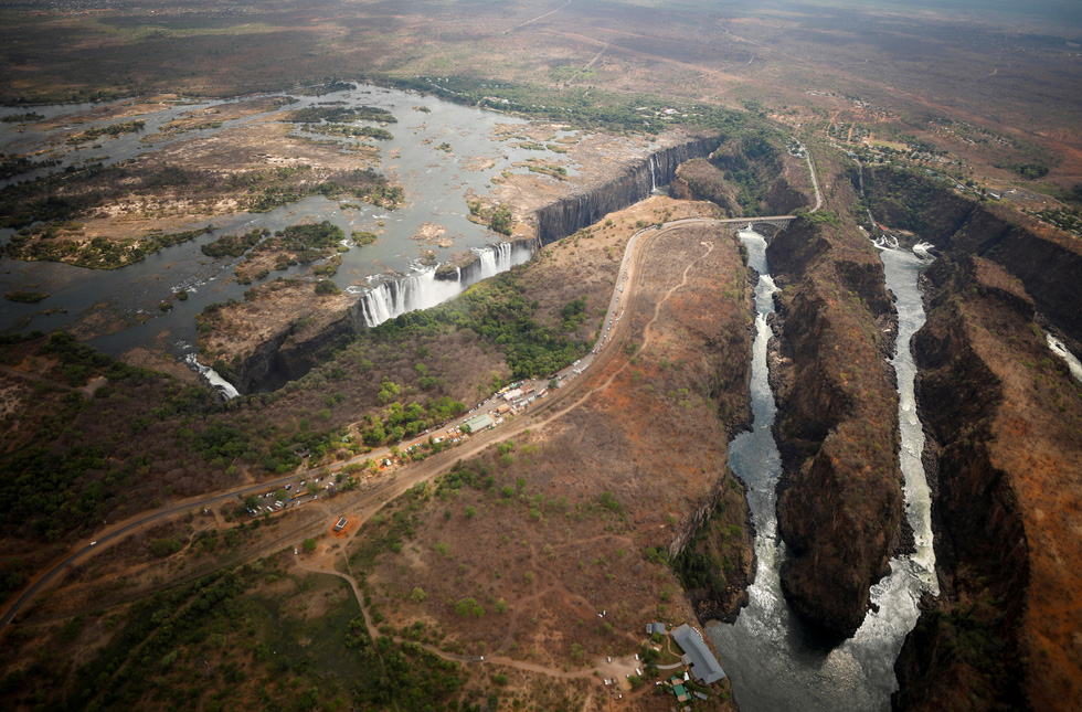 Không chỉ sinh kế của người dân mà cảnh quan thiên nhiên và ngành du lịch cũng bị đe doạ bởi hạn hán. Trong ảnh là thác Victoria ở Zambia, một trong những thác nước đẹp nhất thế giới, đang trải qua đợt hạn hán tồi tệ nhất trong vòng 1 thế kỷ qua, khiến nước chảy chậm, có nơi trơ cả đất đá