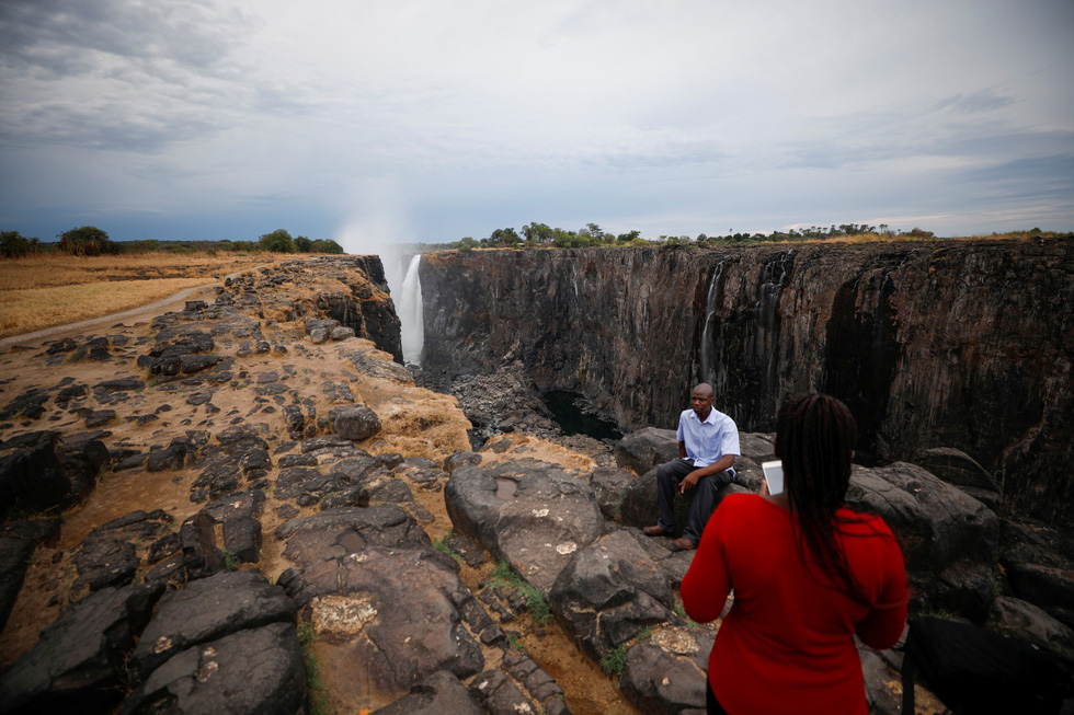 Dữ liệu từ cơ quan quản lý sông Zambezi cho thấy lưu lượng nước qua thác Victoria đang thấp nhất kể từ năm 1995 và ở dưới mức trung bình. Người dân địa phương đang hi vọng thác bắt đầu chảy mạnh trở lại, vì họ phụ thuộc nhiều vào du lịch từ thác