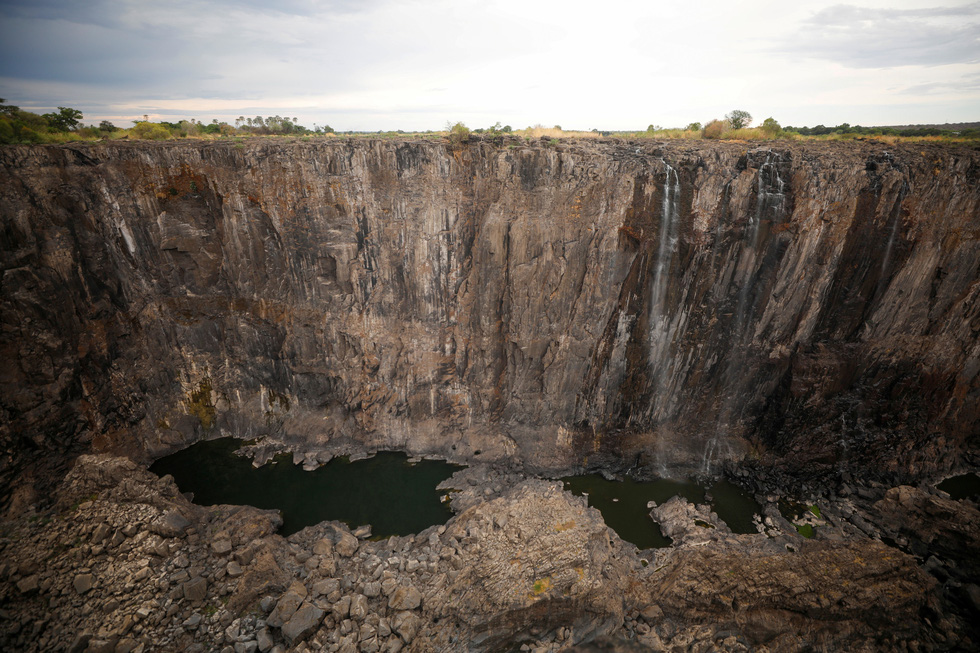 Khó mà nhận ra thác nước Victoria hùng vĩ trên sông Zambezi từng thu hút hàng triệu du khách. Thác cao 100 mét giờ chỉ còn vài vũng nước nhỏ. Hạn hán cũng gây ra tình trạng thiếu điệu trên khắp Zimbabwe và Zambia, vì hai nước này phụ thuộc nhiều vào thủy điện 