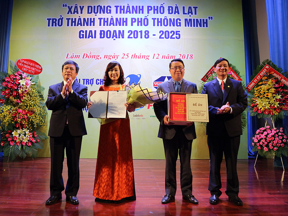 Lãnh đạo tỉnh Lâm Đồng trao quyết định thực hiện Đề án Xây dựng TP Đà Lạt trở thành thành phố thông minh. Ảnh: T.D.H