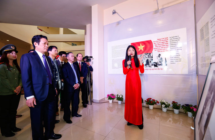 Lãnh đạo Bộ Thông tin và Truyền thông, Tỉnh uỷ, UBND tỉnh Lâm Đồng xem tranh trưng bày tại Triển lãm