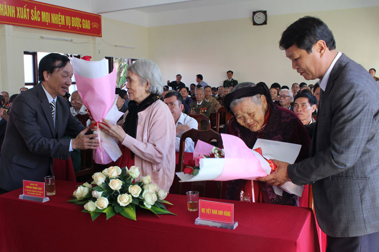 Lãnh đạo thành phố Bảo Lộc tặng hoa Mẹ Việt Nam Anh hùng