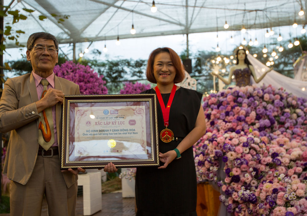 F - Cánh Đồng Hoa nhận kỷ lục ““Chiếc váy cưới kết bằng hoa tươi lớn nhất Việt Nam”