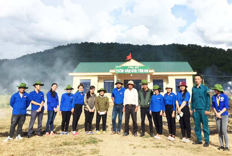 Tuổi trẻ Trường CĐYT Lâm Đồng tình nguyện về giúp xã thực hiện các công trình thanh niên. Ảnh: A.Nhiên
