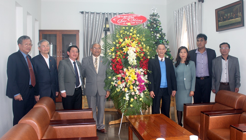Phó Bí thư Tỉnh ủy Lâm Đồng Trần Văn Hiệp chúc mừng Giáng sinh Hội thánh Tin Lành miền Nam Việt Nam tỉnh Lâm Đồng.