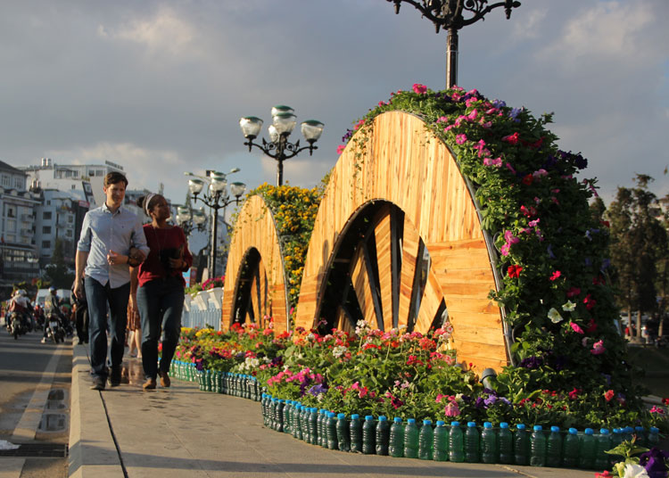 Khu vực bánh xe hoa trên cầu Ông Đạo được làm nên từ việc tận dụng loại gỗ pallet giá rẻ