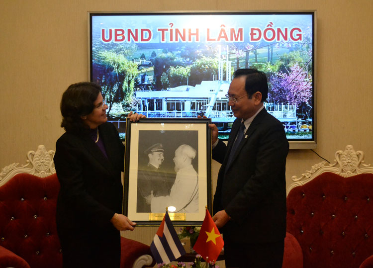 Bà Lianus Torres Rivera tặng UBND tỉnh Lâm Đồng bức hình Chủ tịch Hồ Chí Minh chụp cùng Chủ tịch Phidel Castro