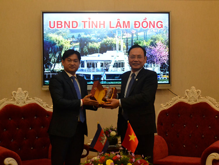 Ông Tổng Lãnh sự trao tặng biểu tượng Bayond của Campuchia cho ông Nguyễn Văn Yên